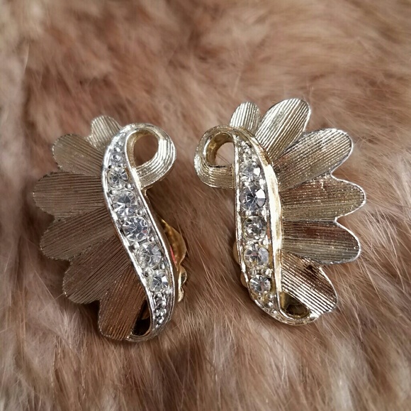 Relisted -Vintage Sarah Coventry clip earrings gold tone - Picture 2 of 7